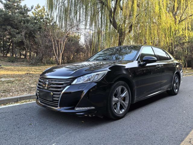 Steal of the Year: 2015 Black Toyota Crown 2.0T Fashion Edition – Only $9,000, Well-Cared-For Luxury Powerhouse Ready for You!